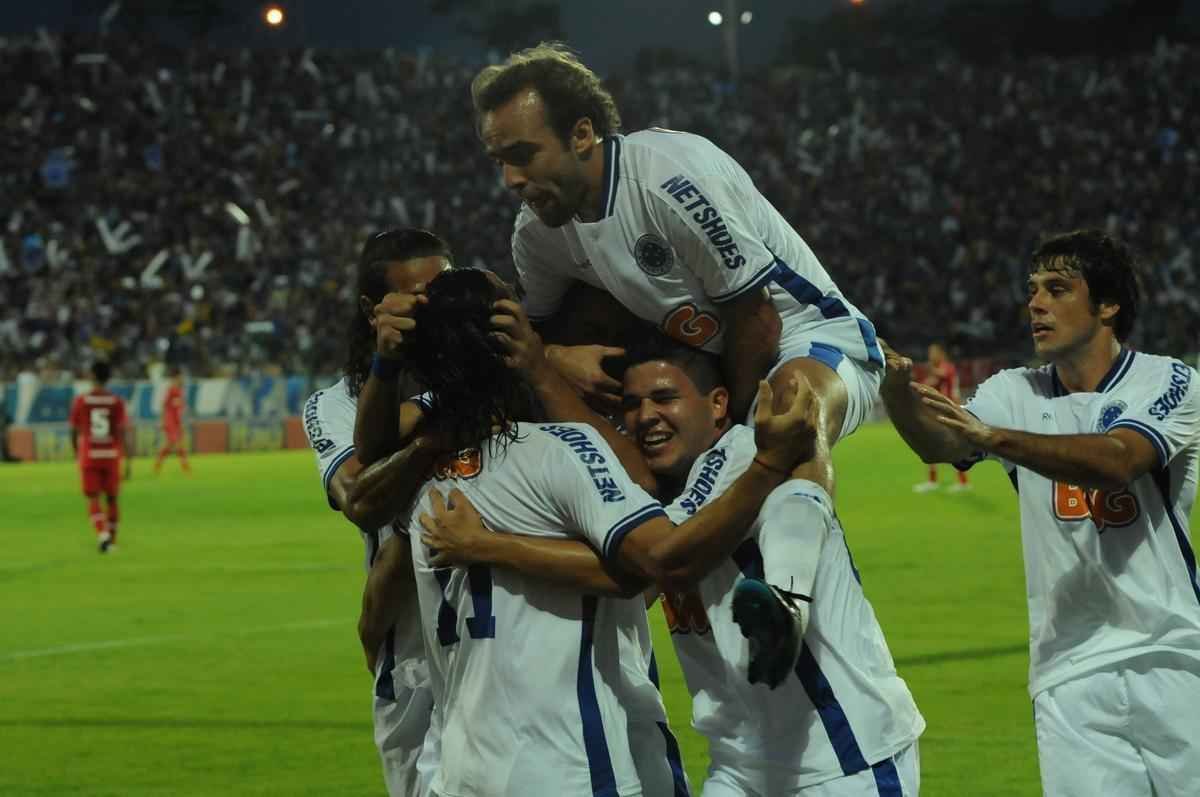 Em 2011, o Cruzeiro lutava contra o rebaixamento e s venceu trs partidas em todo o segundo turno. Uma delas foi contra o Internacional, na Arena do Jacar, por 1 a 0, com gol do argentino Faras. 