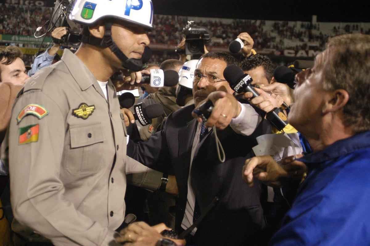 No segundo turno de 2003, o rbitro Edlson Soares Silva marcou um pnalti inexistente para o Inter, que converteu a cobrana e venceu por 1 a 0, no Beira-Rio. O tcnico cruzeirense Vanderlei Luxemburgo se revoltou e precisou ser contido.