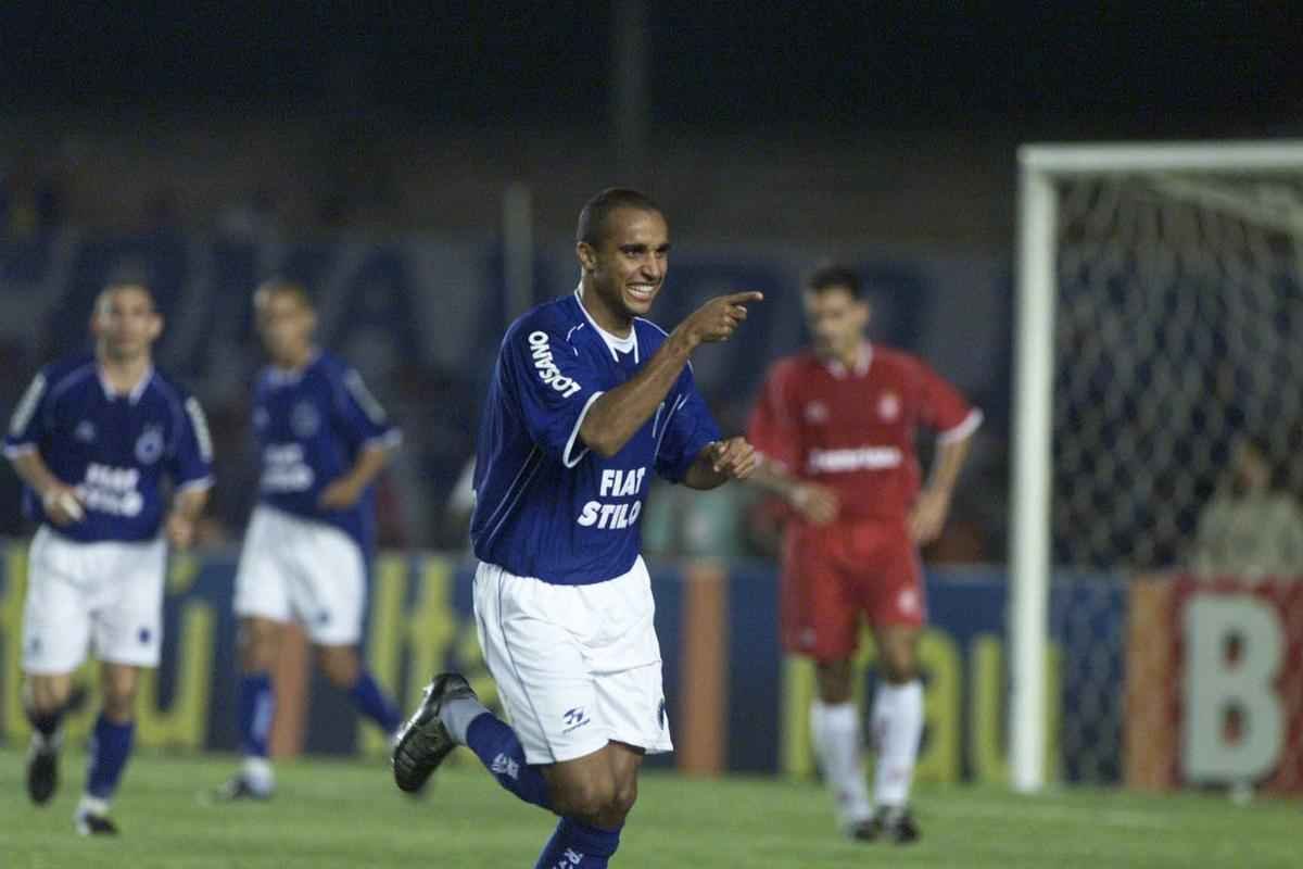Na campanha do ttulo brasileiro de 2003, o Cruzeiro derrotou o Inter por 3 a 2, no Mineiro.
