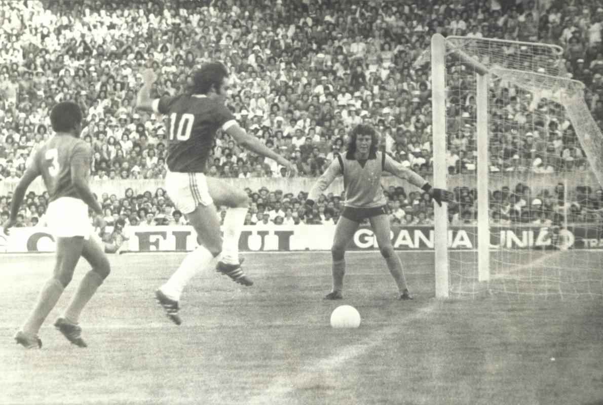 Em 1975, Cruzeiro e Inter fizeram a final do Campeonato Brasileiro. Com um gol de Figueroa, no segundo tempo, o Colorado derrotou a Raposa e se sagrou campeo, diante de 82.568 pagantes no Beira-Rio.