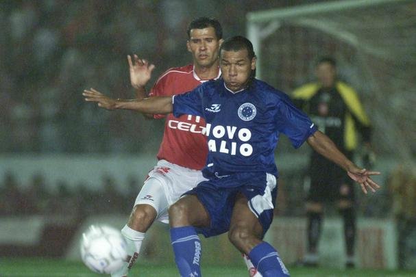 Em 2000, as equipes duelaram nas quartas de final da Copa João Havelange. No primeiro jogo, houve empate por 1 a 1 (foto), no Beira-Rio.