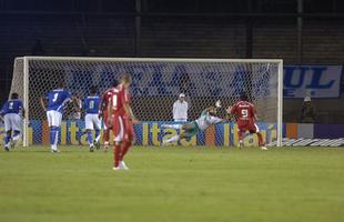 Em 2008, o Cruzeiro enfrentou o Inter no Mineiro depois de vencer trs jogos consecutivos e encostar no ento lder Grmio. Fbio defendeu um pnalti de Nilmar e a Raposa venceu por 2 a 0.