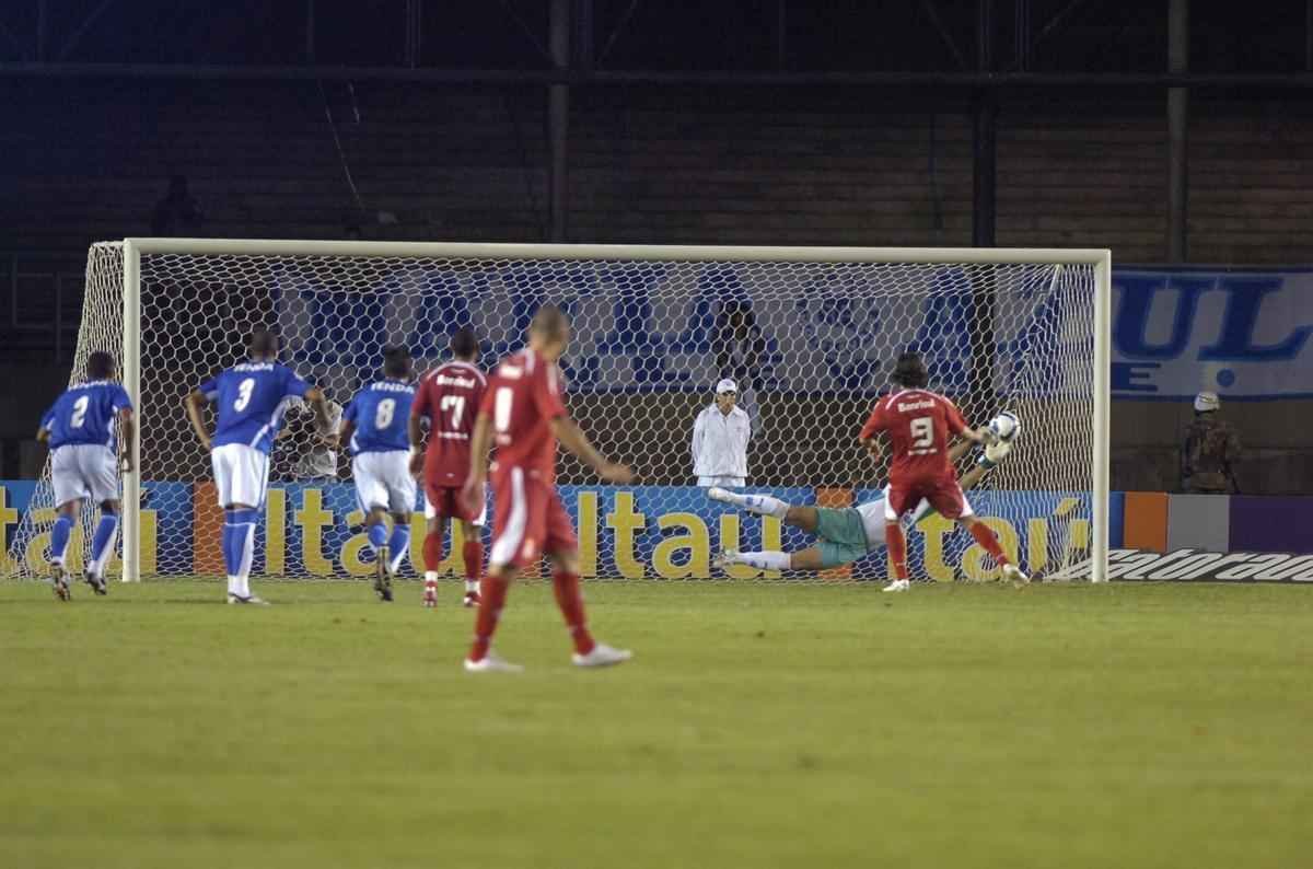 Em 2008, o Cruzeiro enfrentou o Inter no Mineiro depois de vencer trs jogos consecutivos e encostar no ento lder Grmio. Fbio defendeu um pnalti de Nilmar e a Raposa venceu por 2 a 0.