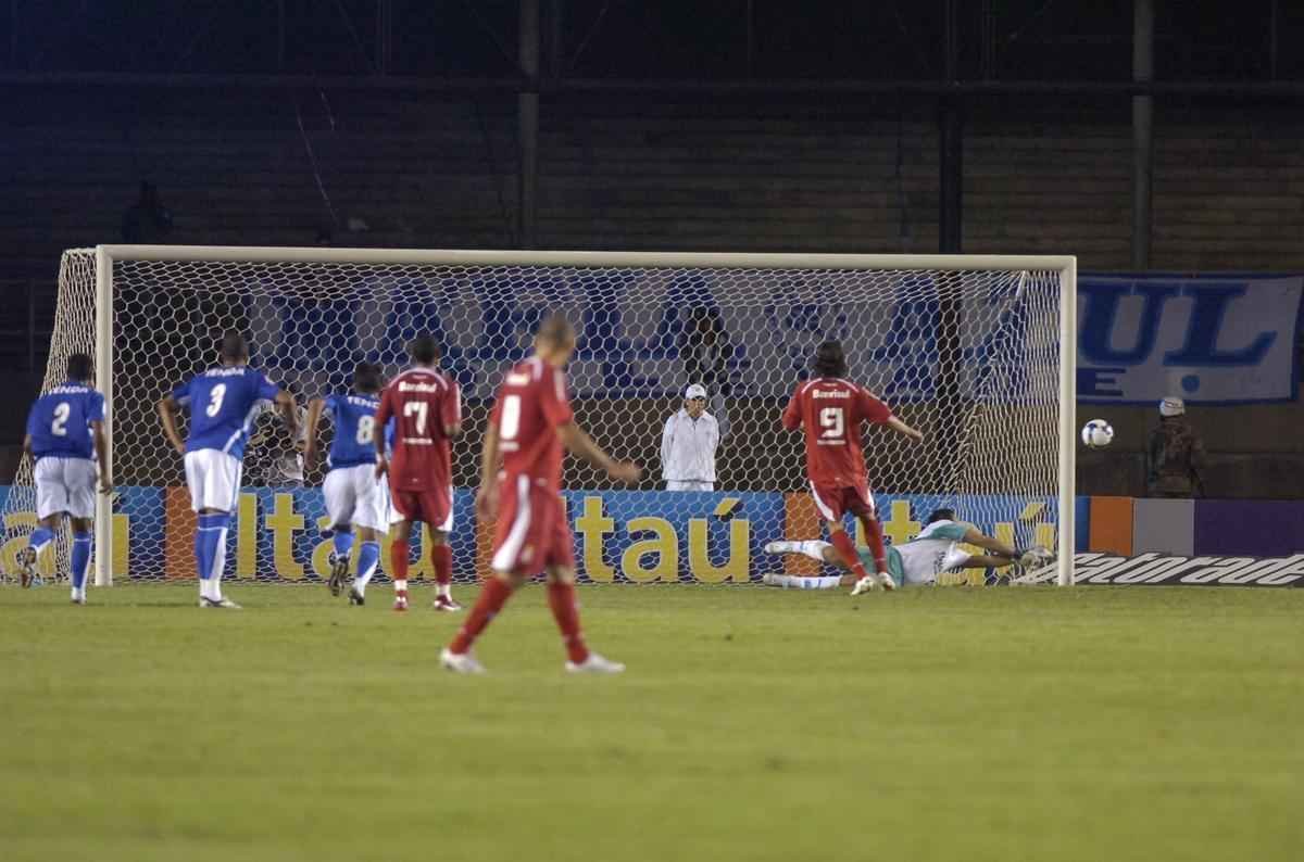 Em 2008, o Cruzeiro enfrentou o Inter no Mineiro depois de vencer trs jogos consecutivos e encostar no ento lder Grmio. Fbio defendeu um pnalti de Nilmar e a Raposa venceu por 2 a 0.