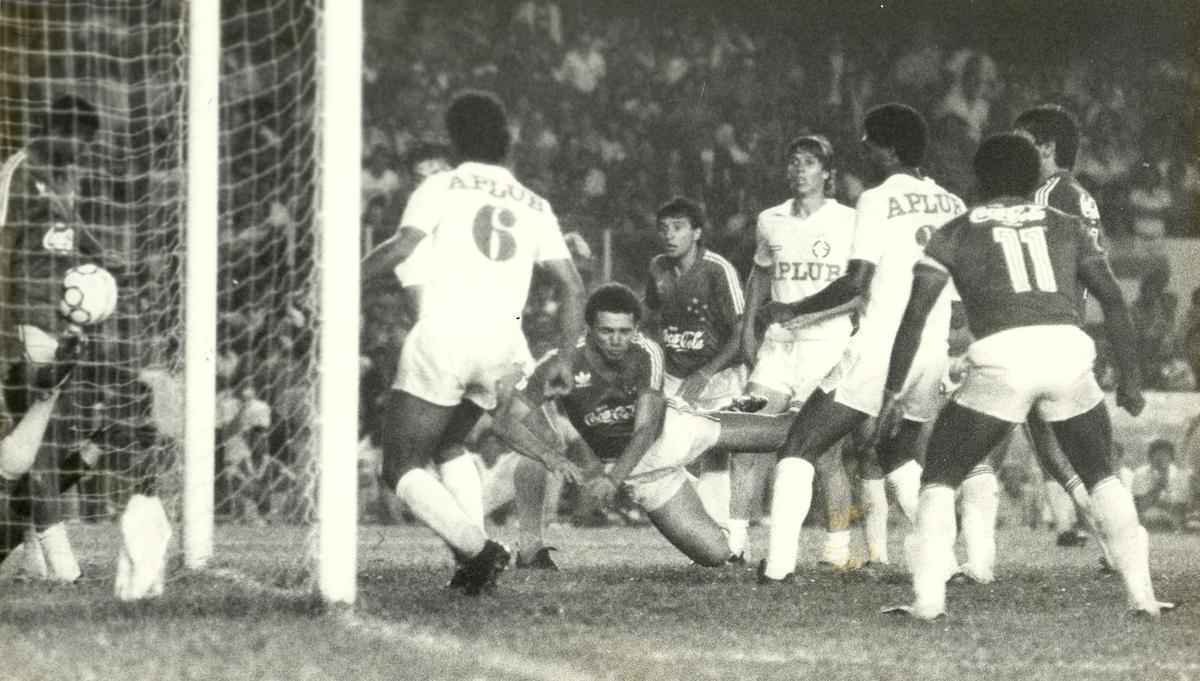 Em 1987, o Cruzeiro perdeu por 1 a 0 para o Inter e foi eliminado do Brasileiro na semifinal, em pleno Mineiro, diante de 59.923 pagantes. 