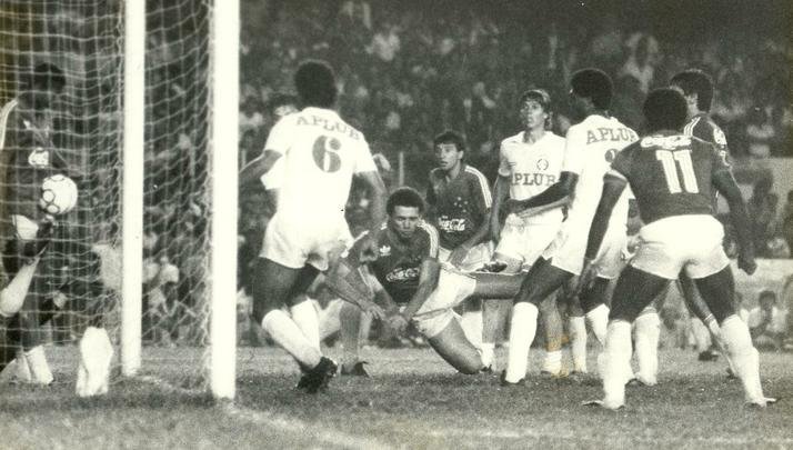 Em 1987, o Cruzeiro perdeu por 1 a 0 para o Inter e foi eliminado do Brasileirão na semifinal, em pleno Mineirão, diante de 59.923 pagantes.
