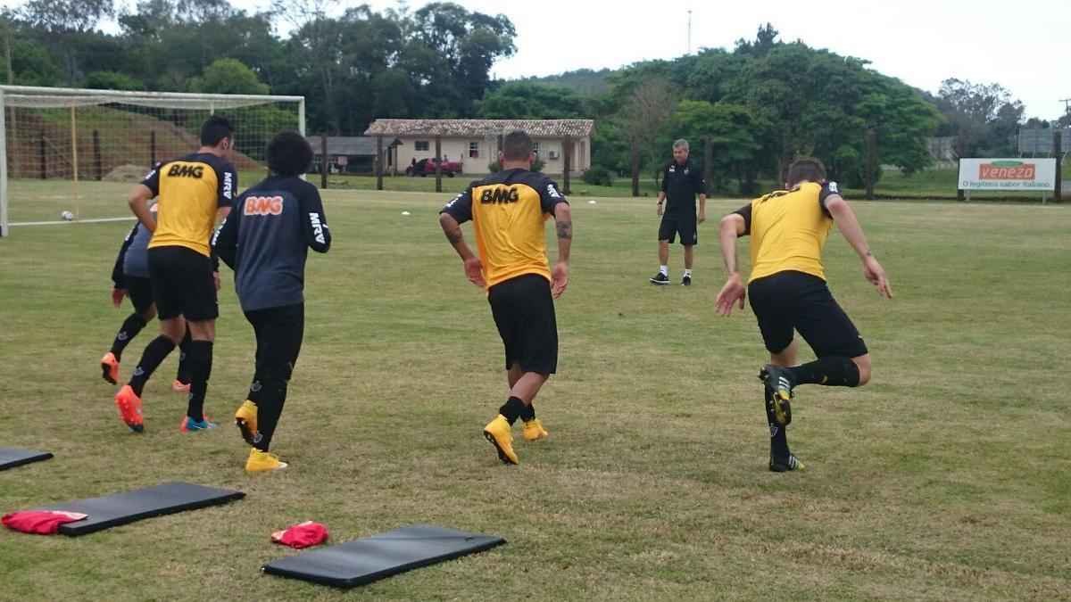 Atacante Carlos participou de todo o treinamento e deve jogar neste sbado