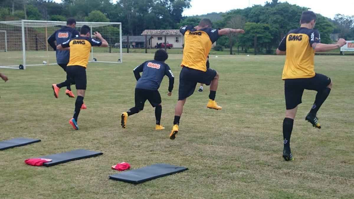 Atacante Carlos participou de todo o treinamento e deve jogar neste sbado