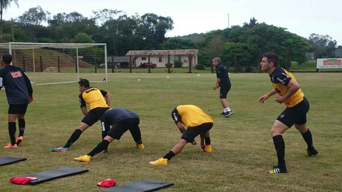 Atacante Carlos participou de todo o treinamento e deve jogar neste sbado
