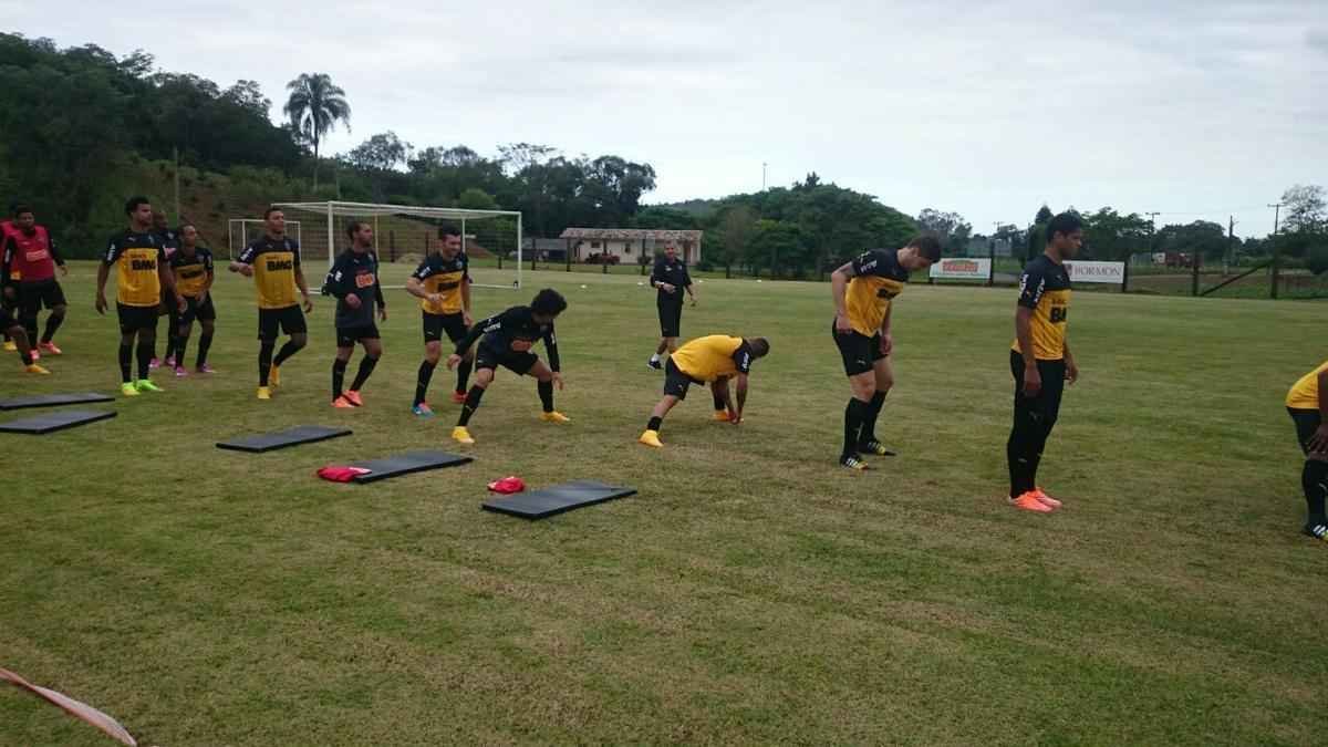 Atacante Carlos participou de todo o treinamento e deve jogar neste sbado
