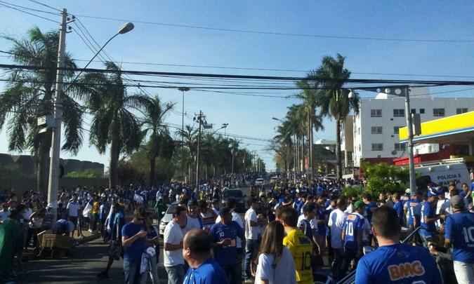 Cruzeirenses se aglomeraram no entorno do Mineiro desde o incio da tarde