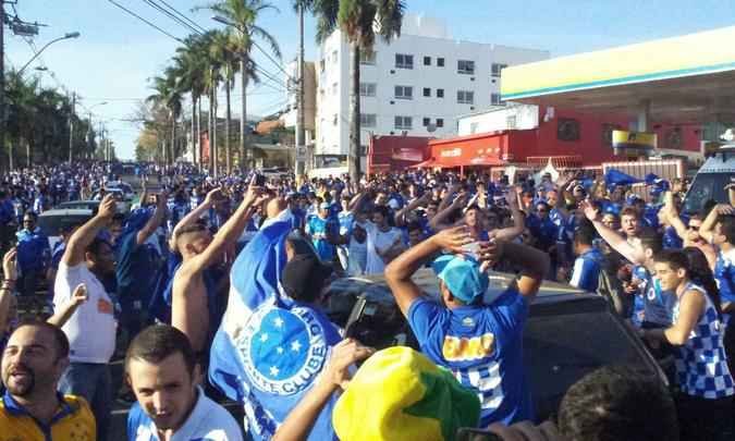 Cruzeirenses se aglomeraram no entorno do Mineiro desde o incio da tarde