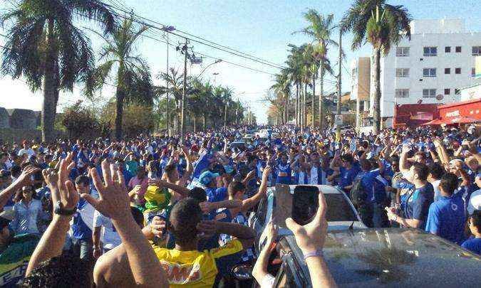 Cruzeirenses se aglomeraram no entorno do Mineiro desde o incio da tarde