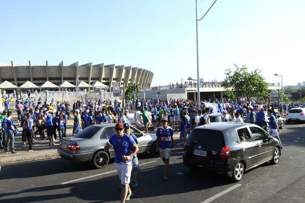 Cruzeirenses se aglomeraram no entorno do Mineiro desde o incio da tarde