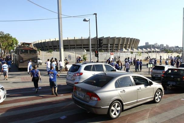 Cruzeirenses se aglomeraram no entorno do Mineiro desde o incio da tarde