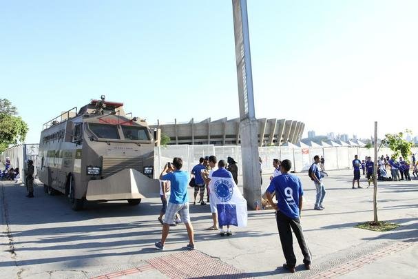 Cruzeirenses se aglomeraram no entorno do Mineiro desde o incio da tarde
