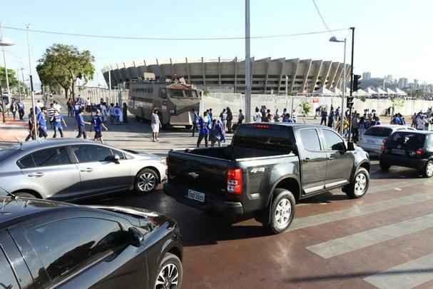 Cruzeirenses se aglomeraram no entorno do Mineiro desde o incio da tarde