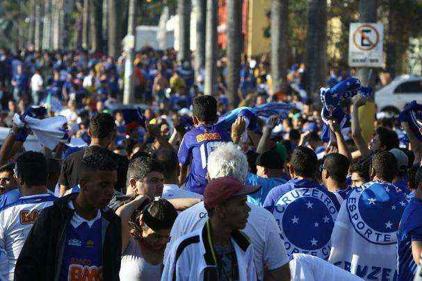 Cruzeirenses se aglomeraram no entorno do Mineiro desde o incio da tarde