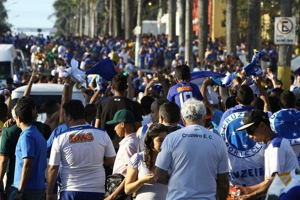 Cruzeirenses se aglomeraram no entorno do Mineiro desde o incio da tarde