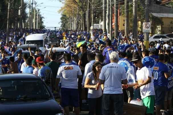 Cruzeirenses se aglomeraram no entorno do Mineiro desde o incio da tarde