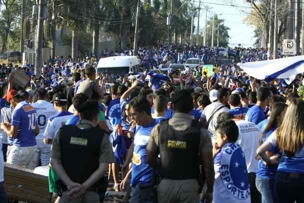 Cruzeirenses se aglomeraram no entorno do Mineiro desde o incio da tarde