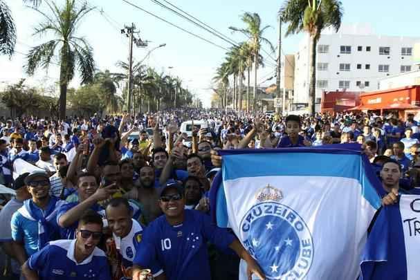 Cruzeirenses se aglomeraram no entorno do Mineiro desde o incio da tarde