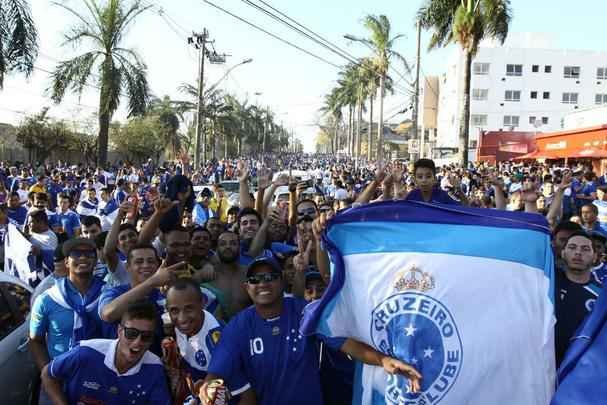 Cruzeirenses se aglomeraram no entorno do Mineiro desde o incio da tarde