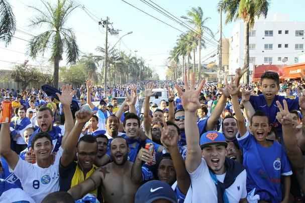 Cruzeirenses se aglomeraram no entorno do Mineiro desde o incio da tarde