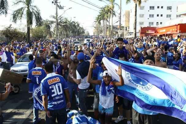 Cruzeirenses se aglomeraram no entorno do Mineiro desde o incio da tarde