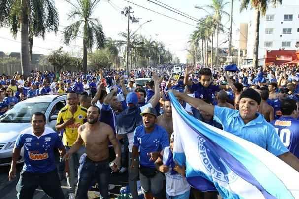 Cruzeirenses se aglomeraram no entorno do Mineiro desde o incio da tarde