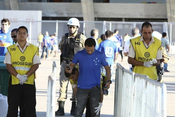 Cruzeirenses se aglomeraram no entorno do Mineiro desde o incio da tarde