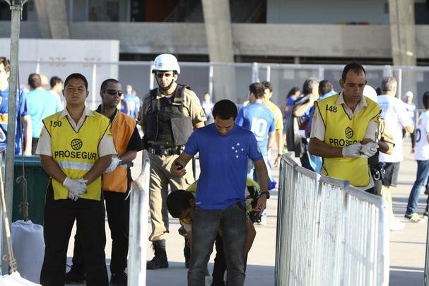 Cruzeirenses se aglomeraram no entorno do Mineiro desde o incio da tarde