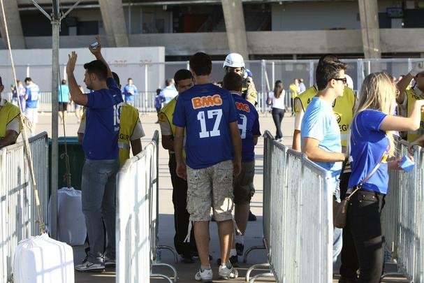 Cruzeirenses se aglomeraram no entorno do Mineiro desde o incio da tarde