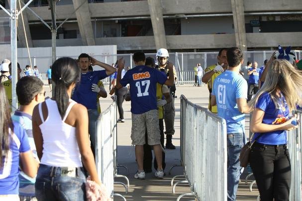 Cruzeirenses se aglomeraram no entorno do Mineiro desde o incio da tarde