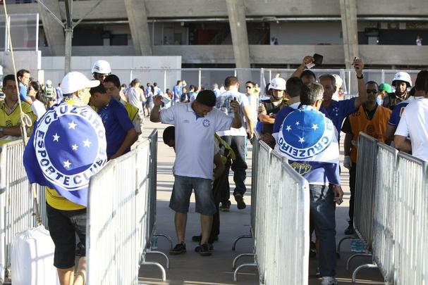 Cruzeirenses se aglomeraram no entorno do Mineiro desde o incio da tarde