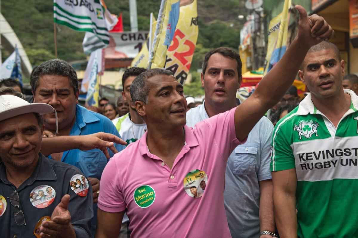 Candidato ao senado pelo PSB no Rio de Janeiro, Romrio foi eleito com 4.683.963 votos, o que corresponde a 63,43% dos votos vlidos. Seu principal concorrente, Csar Maia (DEM) registrou 20,51%.