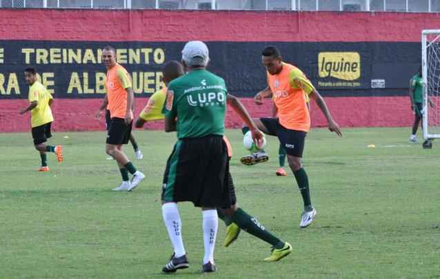 Com muita descontrao no CT do Sport, Amrica encerrou sua preparao para enfrentar o Nutico, nesta tera-feira, na Arena Pernambuco