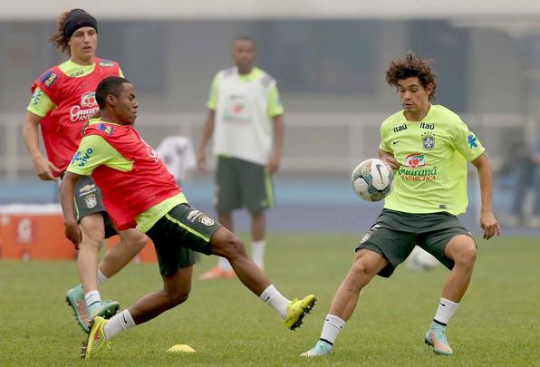 Jogadores da Seleo Brasileira treinam em Pequim para o Superclssico contra a Argentina