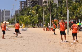 Equipe americana treinou na praia sob o comando do preparador fsico Emerson Buck, do tcnico Givanildo Oliveira e de seu auxiliar Cludio Prates
