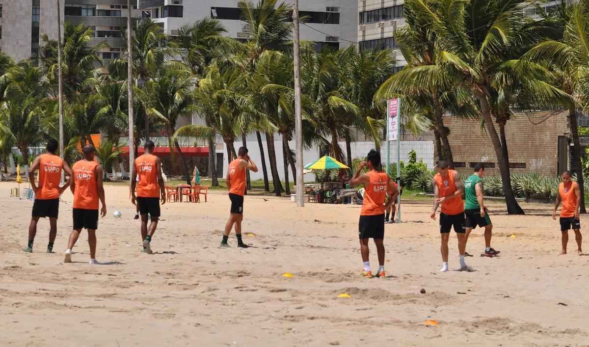 Jogadores do Amrica treinaram na manh desta quarta-feira na Praia Piedade, no Recife