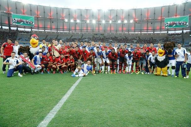 Na rodada final do Brasileiro 2013, Cruzeiro e Flamengo fizeram o jogo das faixas. O clube mineiro foi tricampeo brasileiro e o carioca foi tri da Copa do Brasil. O jogo terminou empatado em 1 a 1.