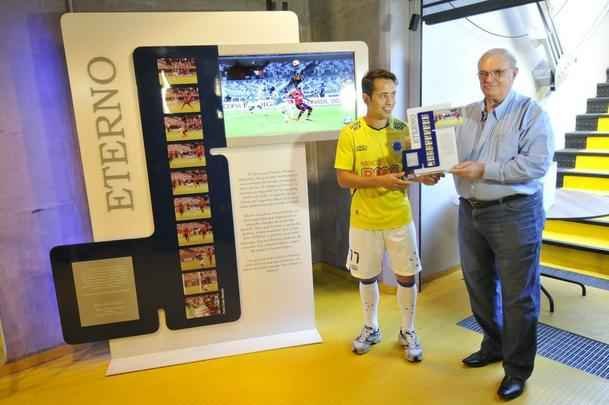 O golao marcado por Everton Ribeiro rendeu homenagem e placa no hall do Mineiro, entregue em jogo contra o prprio Flamengo, pelo Brasileiro.