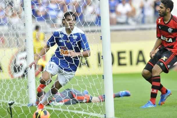 Pelo Brasileiro 2013, o Cruzeiro derrotou o Flamengo por 1 a 0, no Mineiro, gol de Ricardo Goulart.
