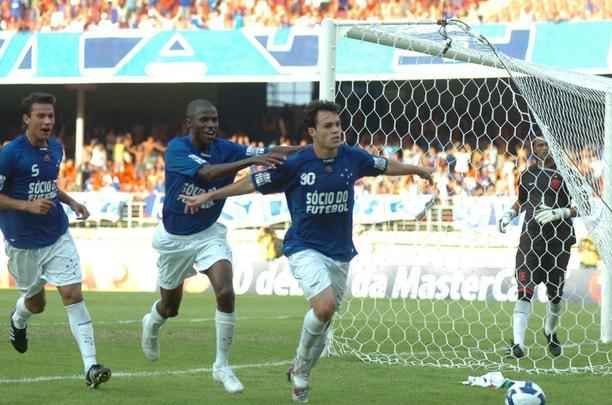 Na primeira rodada do Brasileiro 2009, o Cruzeiro derrotou o Flamengo por 2 a 0, no Mineiro. O clube celeste teve Jancarlos expulso aos 16 minutos do primeiro tempo, em um pnalti, que foi defendido por Fbio.