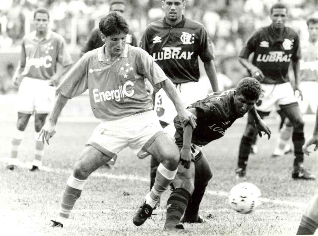 Em 1995, Cruzeiro e Flamengo travaram duelos importantes, pela Copa do Brasil e Supercopa Libertadores (foto). No Brasileiro, ficou marcada a partida entre as equipes disputada em Cariacica-ES, com grande presena de torcedores da Raposa.