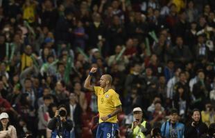 Diego Tardelli fez os dois gols do Brasil na vitria sobre a Argentina, pelo Superclssico das Amricas