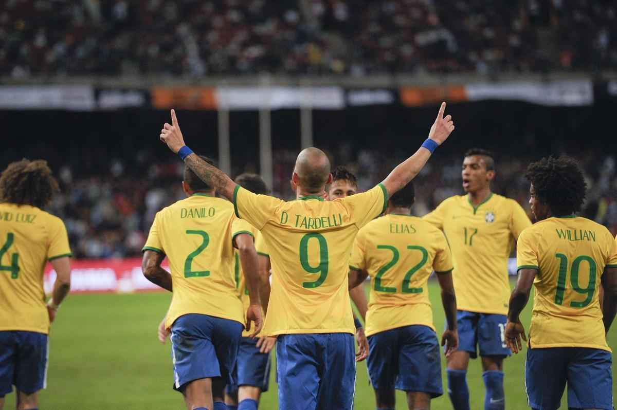 Diego Tardelli fez os dois gols do Brasil na vitria sobre a Argentina, pelo Superclssico das Amricas