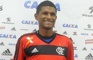 Mrcio Arajo tem contrato com o Flamengo at dezembro. O clube carioca estuda a renovao, mas quer que o volante abaixe o salrio. Ele j pode assinar pr-contrato com outra equipe.