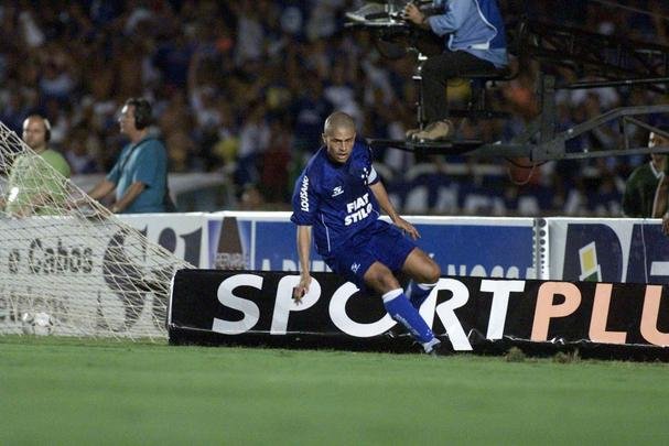 Com um toque de letra, Alex calou o Maracanã no primeiro jogo da final de 2003, contra o Flamengo.