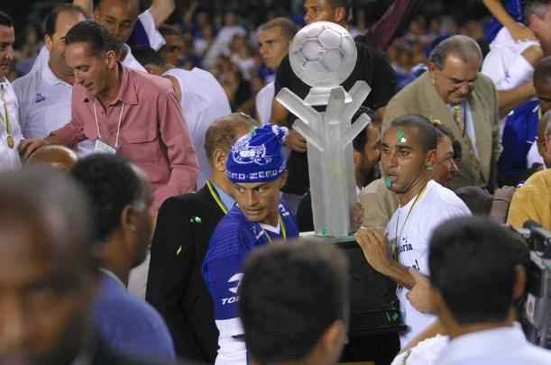 Craque Alex foi um dos mais assediados durante a comemoração do título.